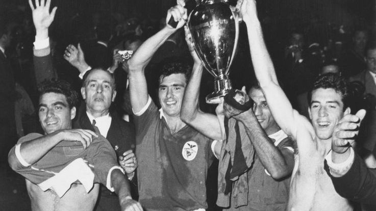 Piłkarze Benfiki świętują po zwycięstwie w Pucharze Europy w 1961 