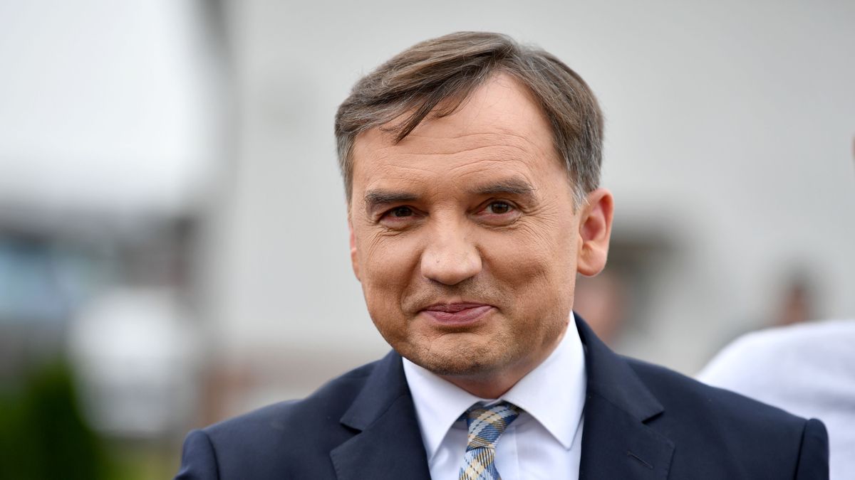 Mniów, 17.06.2023. Minister sprawiedliwości, prokurator generalny Zbigniew Ziobro uczestniczy w uroczystościach w Gminie Mniów - Igrzyskach Kół Gospodyń Wiejskich Powiatu Kieleckiego, 17 bm. Zbigniew Ziobro jest z wizytą w województwie świętokrzyskim. (ad) PAP/Piotr Polak