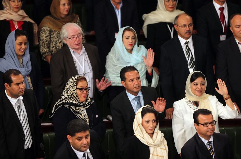 Tunezyjscy deputowani składaja przysięgę.