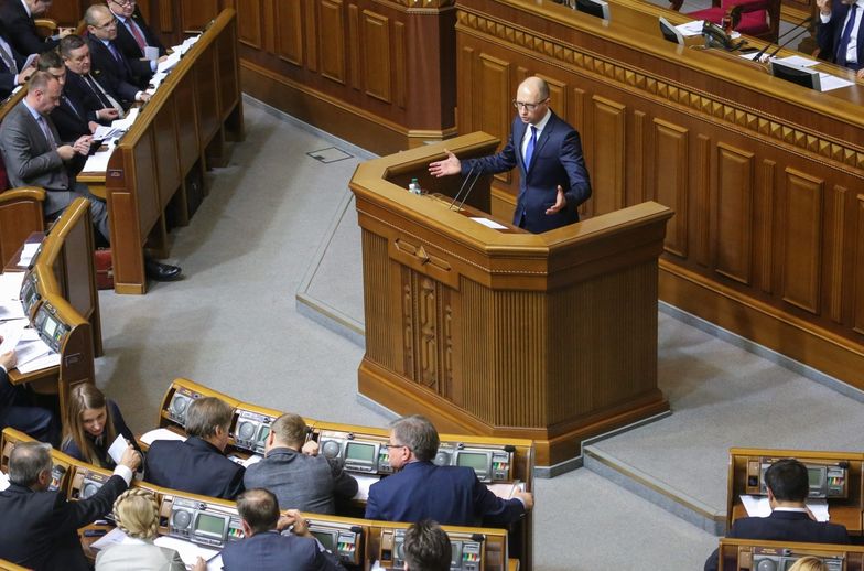 Arsenij Jaceniuk przemawia w parlamencie.