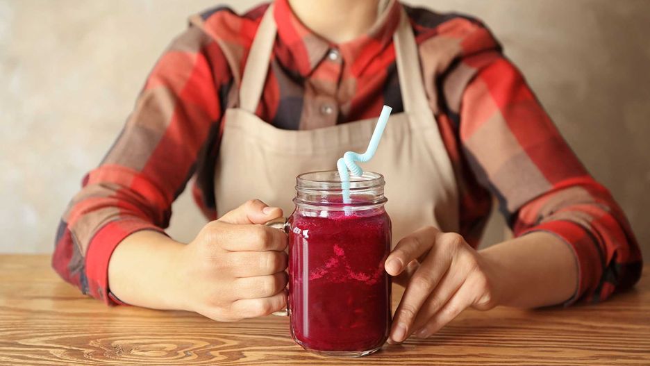 Sok z kiszonych buraków zawiera witaminy A, C, E, K oraz witaminy z grupy B w tym kwas foliowy