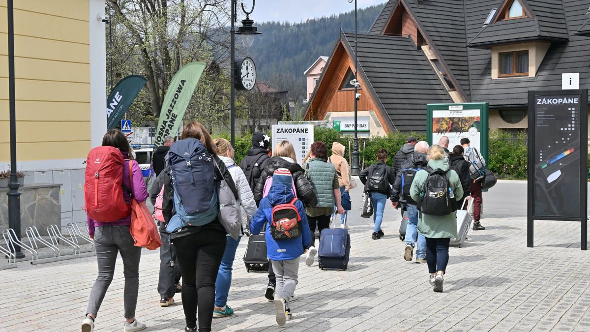 Zakopane, przed?u?ony weekend majowy rozpocz?ty.
Fot. Pawel Murzyn/East News, 27.04.2024 Zakopane. Rozpoczal sie przelduzony weekend majowy w Zakopanem. N/z przyjazdy na zakopianski dworzec.
Pawel Murzyn