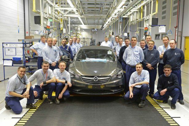 Pierwszy Opel Cascada zjeżdża z taśmy gliwickiej fabryki Opla