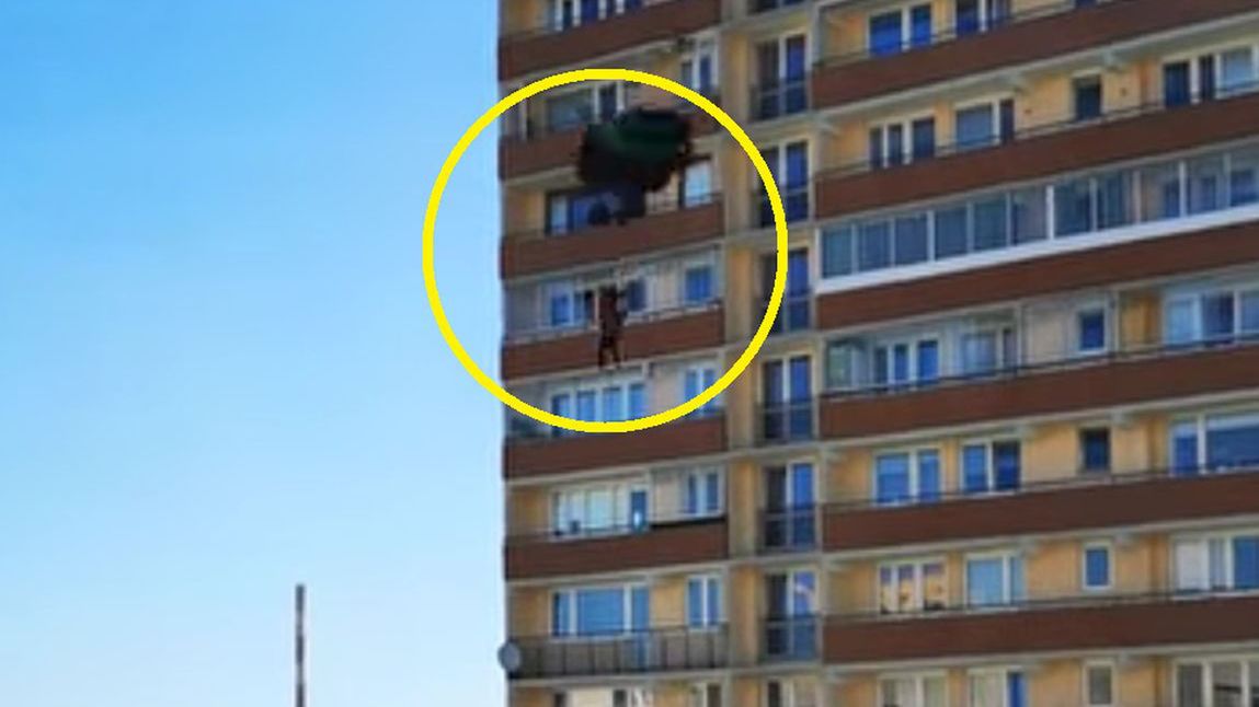 Szalony skok z balkonu wieżowca na warszawskich Bielanach