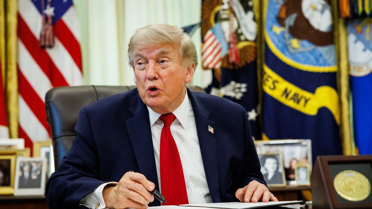 US President Donald Trump signs executive order on vehicle repairs
epa13073678 US President Donald Trump signs an executive order on vehicle repairs at the Resolute Desk in the Oval Office at the White House in Washington, DC, USA, 29 June 2026.  EPA/SAMUEL CORUM / POOL 
Dostawca: PAP/EPA.
SAMUEL CORUM / POOL
Politics, US Politics, Executive order, Vehicle repair