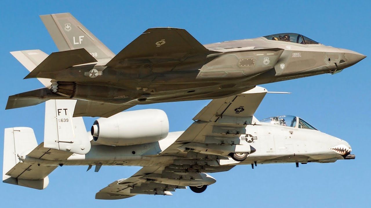 F-35A i A-10C podczas wspólnego lotu