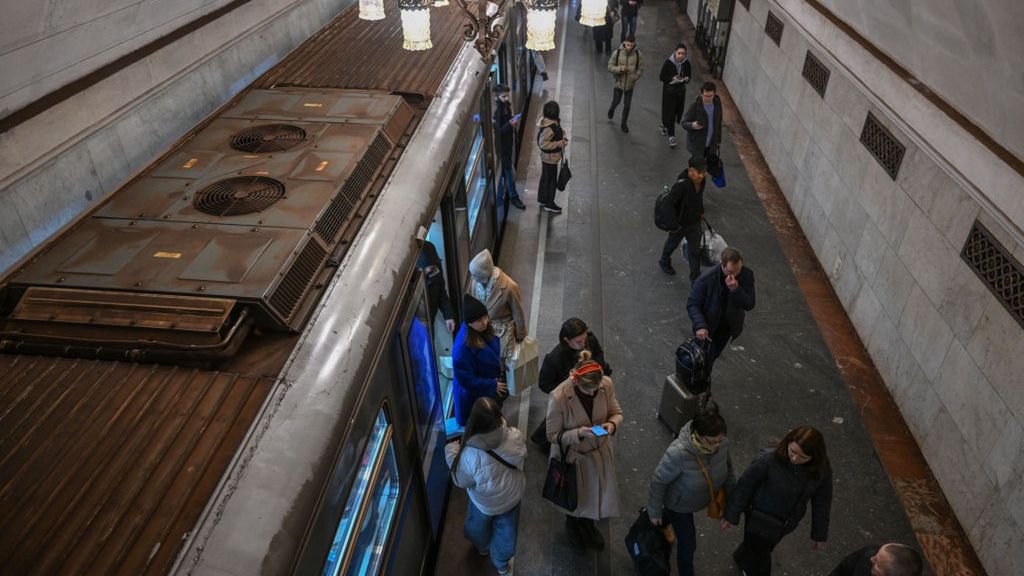  Ludzie wysiadają z metra w Moskwie