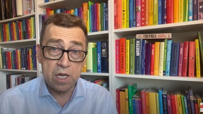 Maciej Orłoś zaaranżował tęczową biblioteczkę na potrzeby swojego internetowego show