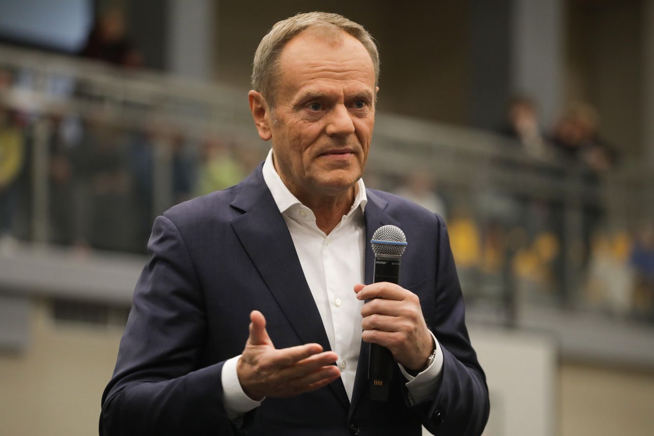 Tusk żartował z seksu i Kaczyńskiego. Riposta rzecznika PiS
