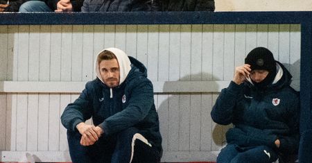 Klub zatrudnił piłkarza skazanego za gwałt. Ruszyła lawina problemów
