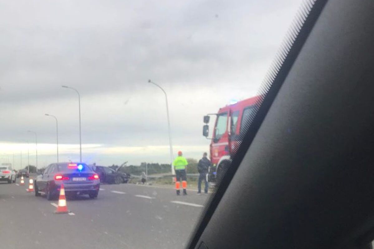 Renault po zderzeniu z peugeotem uderzył w bariery i latarnię