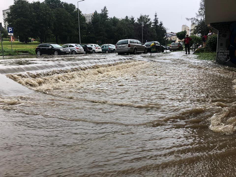 Pogoda. Potężna ulewa przeszła nad Kłodzkiem. Miasto jest zalane