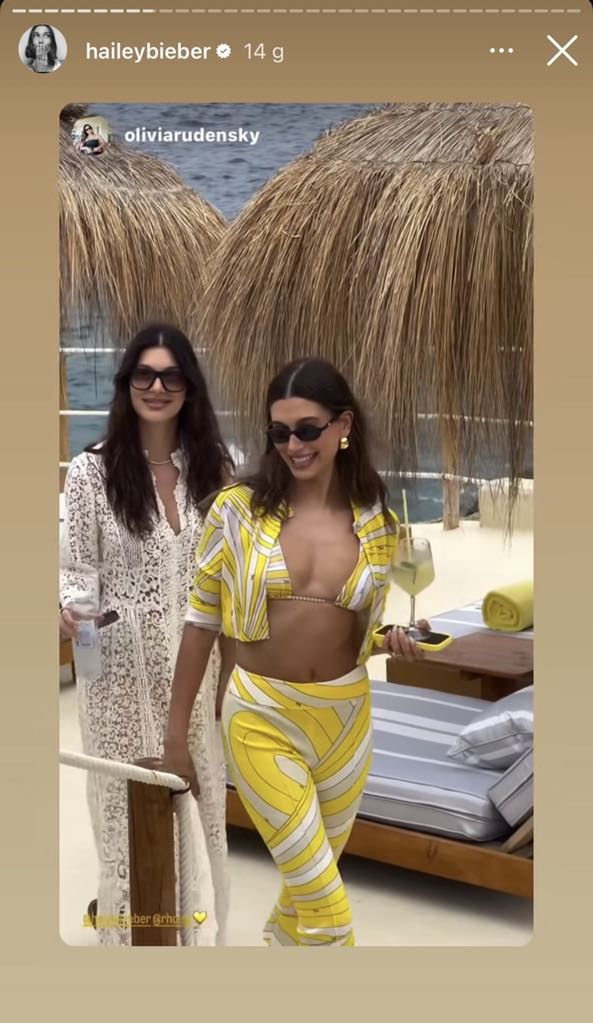Hailey Bieber w cytrynowej stylizacji 