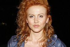 Dekolt niemal do szortów? To możliwe!