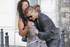 Damięcki wita poranek z butelką i brunetką