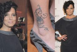Felicjańska z podpiętymi włosami pokazuje tatuaż