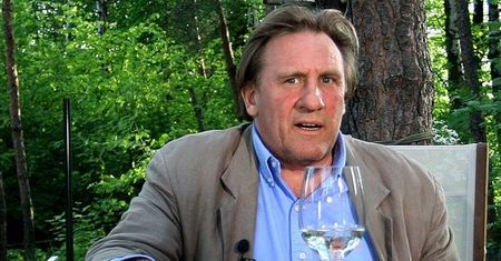 Depardieu nasikał na podłogę w samolocie