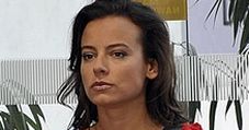 Mucha niszczy swoje piersi?!