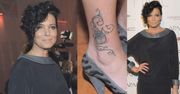 Felicjańska z podpiętymi włosami pokazuje tatuaż