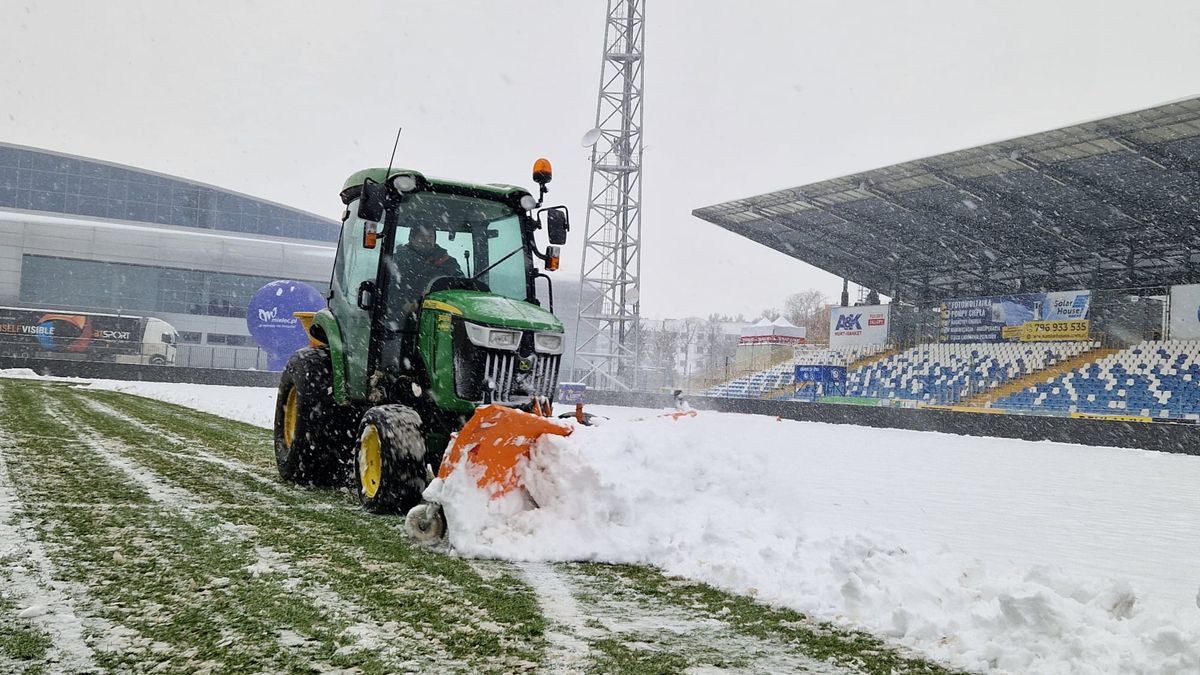 Zdjęcie okładkowe artykułu: Twitter / Stal Mielec / Próba odśnieżenia boiska na stadionie Stali Mielec