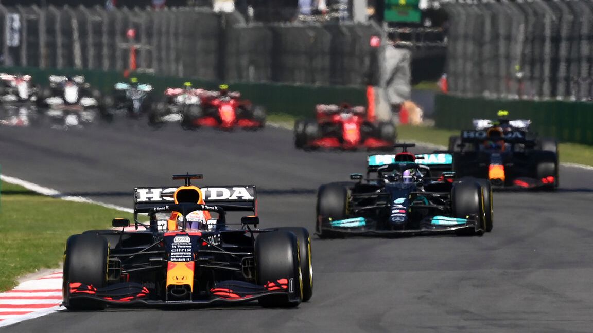 Max Verstappen przed Lewisem Hamiltonem