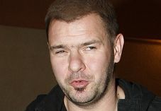 Karolak ma więcej włosów! Jak to możliwe?!
