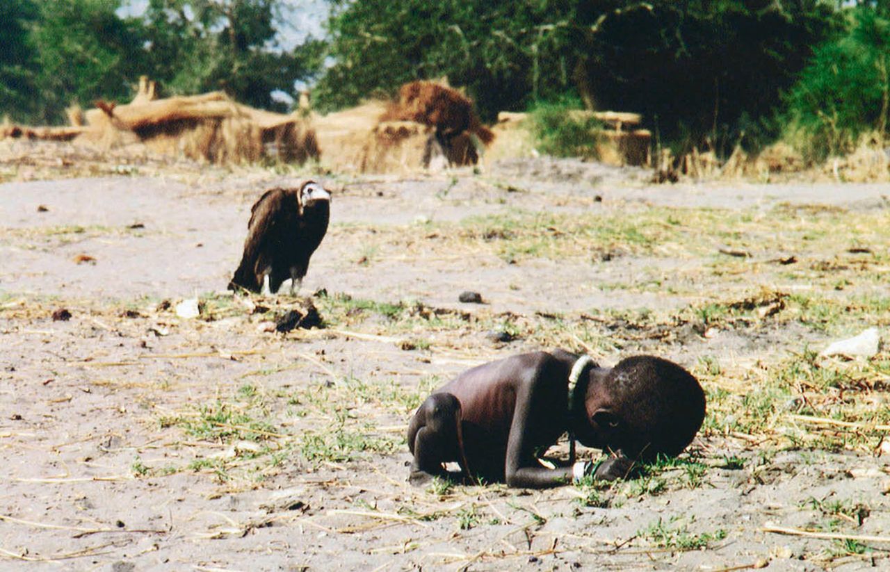 Fotografia autorstwa Kevina Cartera, jednego z członków „Bang Bang Club”, należy do jednych z najbardziej kontrowersyjnych w historii współczesnego reportażu. Powstała w Sudanie w 1993 roku.