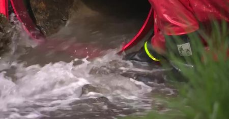 Naukowcy sprawdzają stan zasolenia Odry. Greenpeace symbolicznie zablokował zrzut ścieków z kopalni