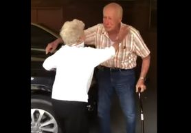 Są małżeństwem od 70 lat, ale rozdzielił ich koronawirus. Czułe powitanie wzrusza do łez