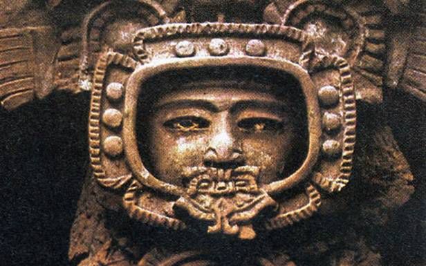 Majański posążek z Tikal - dziwny kształt na jego głowie bywa interpretowany jako część kombinezonu kosmicznego