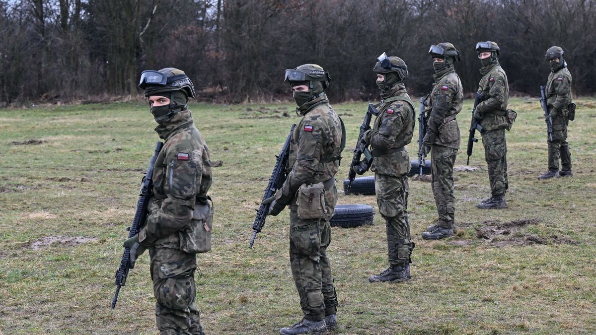 Egzamin na ?o?nierzy MBOT w Krakowie
Fot. Artur Barbarowski/East News, Krakow, 23.02.2024. Garnizonowy Osrodek Szkoleniowy Pasternik w podkrakowskiej Rzasce. Petla Taktyczna czyli egzamin konczacy szkolenie podstawowe kandydatow na zolnierzy 11 Malopolskiej Brygady Obrony Terytorialnej z udzialem wojewody malopolskiego Krzysztofa Kleczara.
Artur Barbarowski