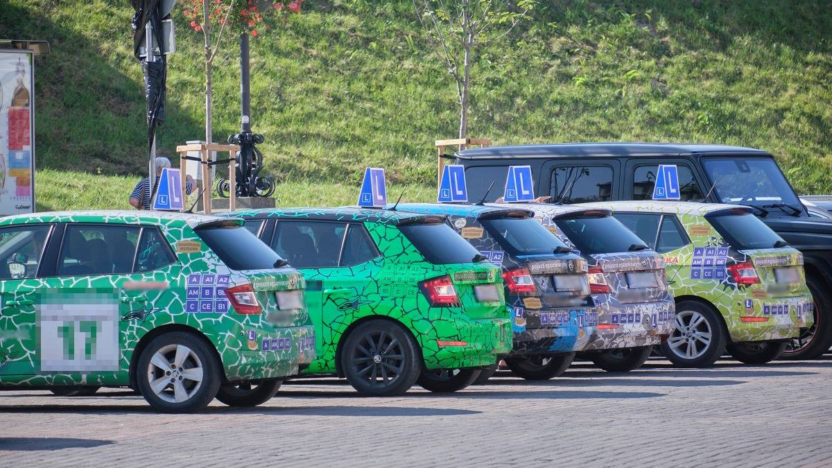 Samochody nauki jazdy blokują miejsca parkingowe na pl. Zamkowym w oczekiwaniu na kursantów