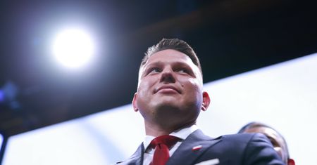 Zarobki w pubie Mentzena. Tyle płaci za pracę w swojej knajpie