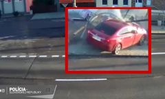 Staranował przystanek. Wideo mrozi krew