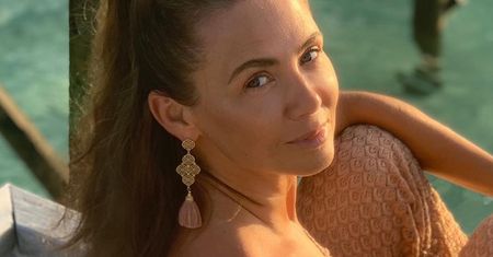 Kinga Rusin na rajskiej plaży w białym kostiumie. Mówi o ślubie