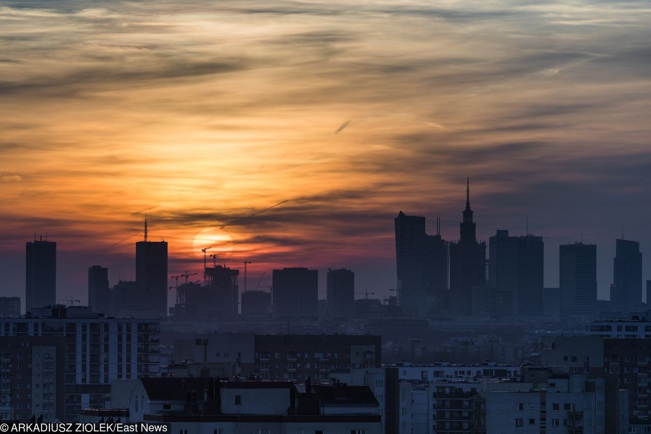 Smog o poranku (fot. Arkadiusz Ziolek/East News)