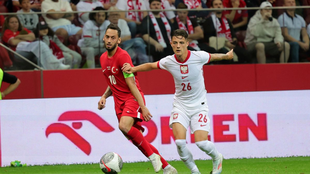 PAP / Szymon Pulcyn / Na zdjęciu: Hakan Calhanoglu (z lewej) i Kacper Urbański.
