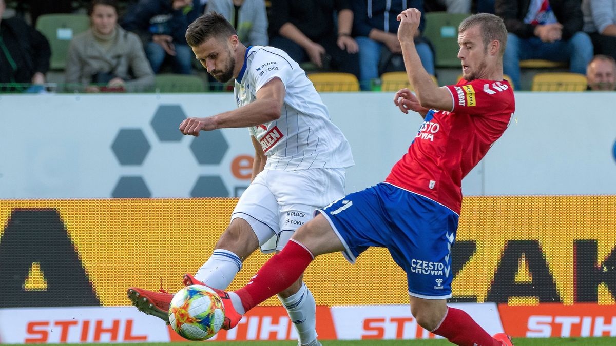 PAP / Grzegorz Michałowski / Na zdjęciu: piłkarz Rakowa Częstochowa Bryan Nouvier (z prawej) i Giorgi Merebaszwili (z lewej) z Wisły Płock