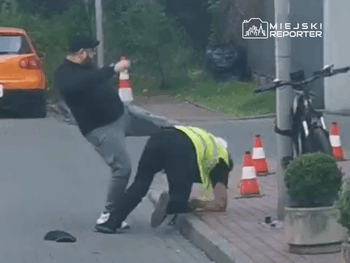 Brutalny atak na ochroniarza budynku przez dostawcę jedzenia. Agresor sięgnął po nóż