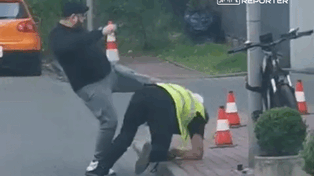 Brutalny atak na ochroniarza budynku przez dostawcę jedzenia. Agresor sięgnął po nóż