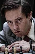 "Pawn Sacrifice": Tobey Maguire gra w szachy z Lievem Schreiberem