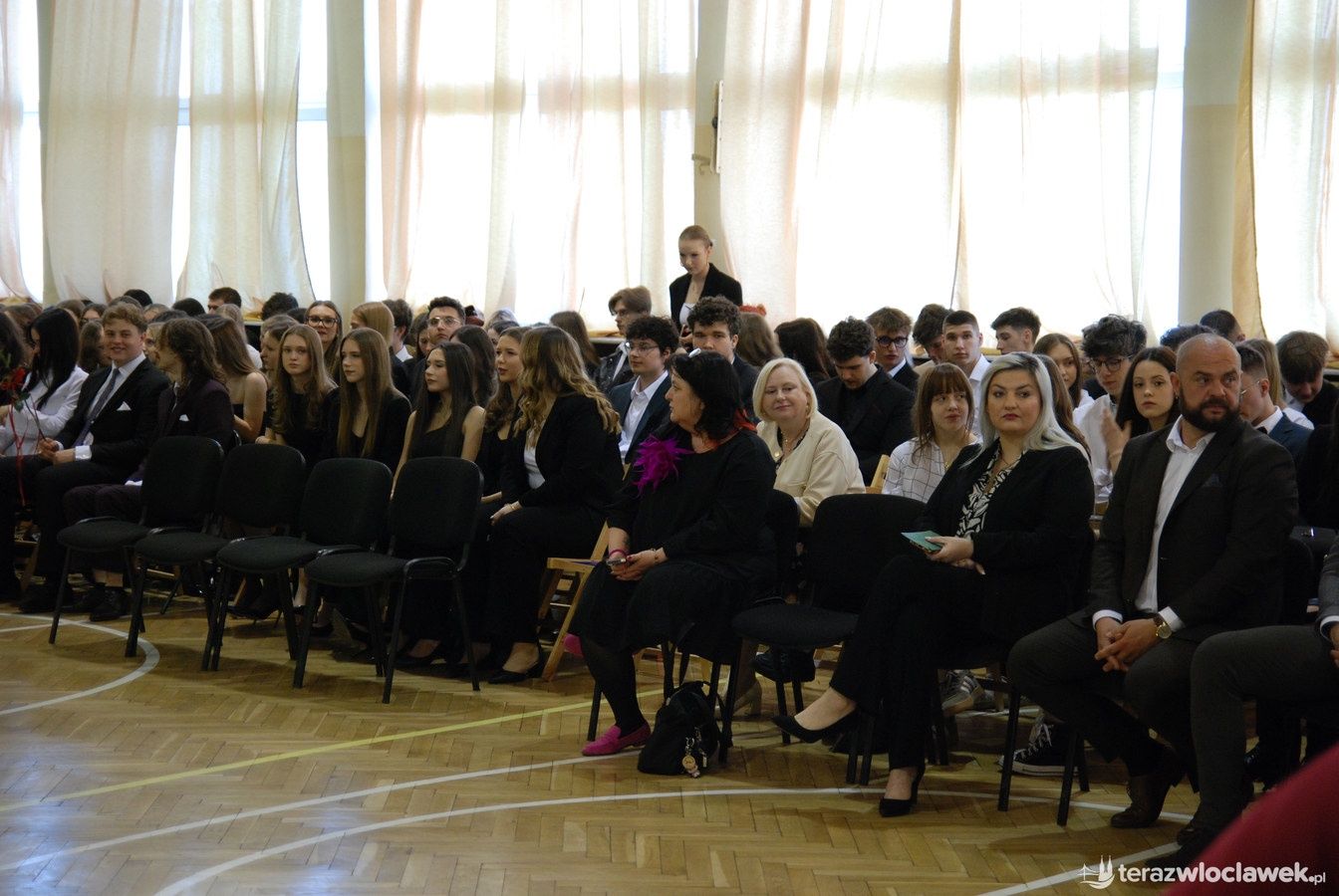 zakończenie roku klas maturalnych w II LO we Włocławku