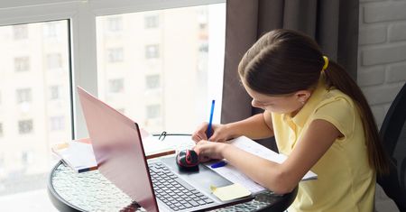 Matka uczestniczy w lekcjach online. Czy rodzice w czasie edukacji zdalnej są nadgorliwi?