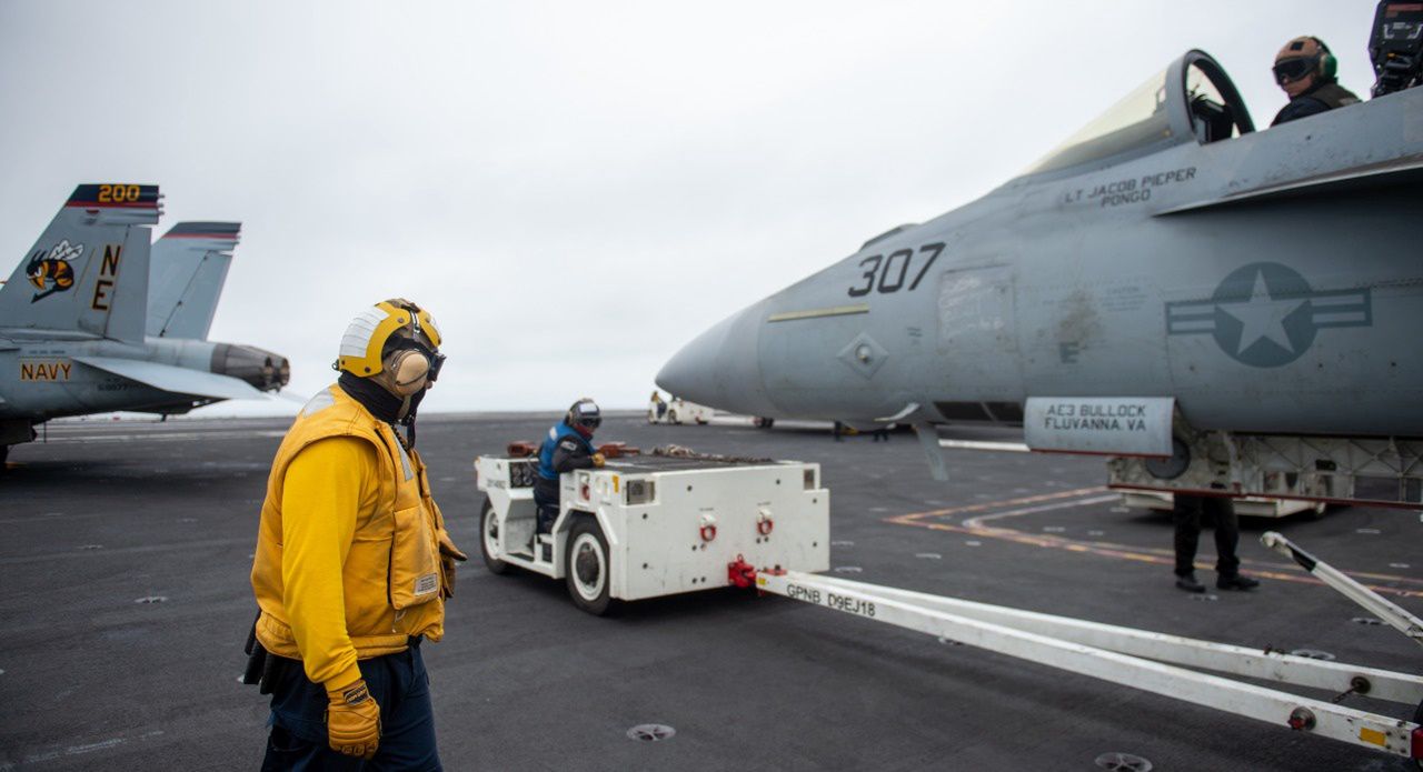 Przetaczanie F/A-18E po pokładzie USS Carl Vinson