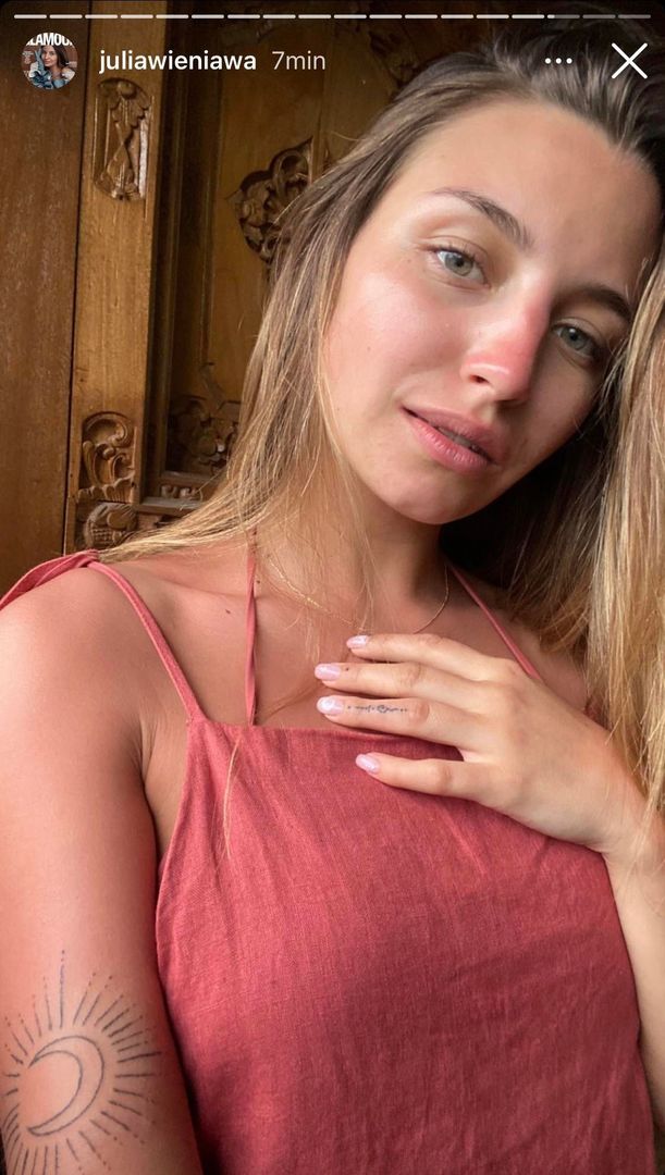 Tatuaże Julii Wieniawy zostały wykonane tradycyjną metodą handpoke 
