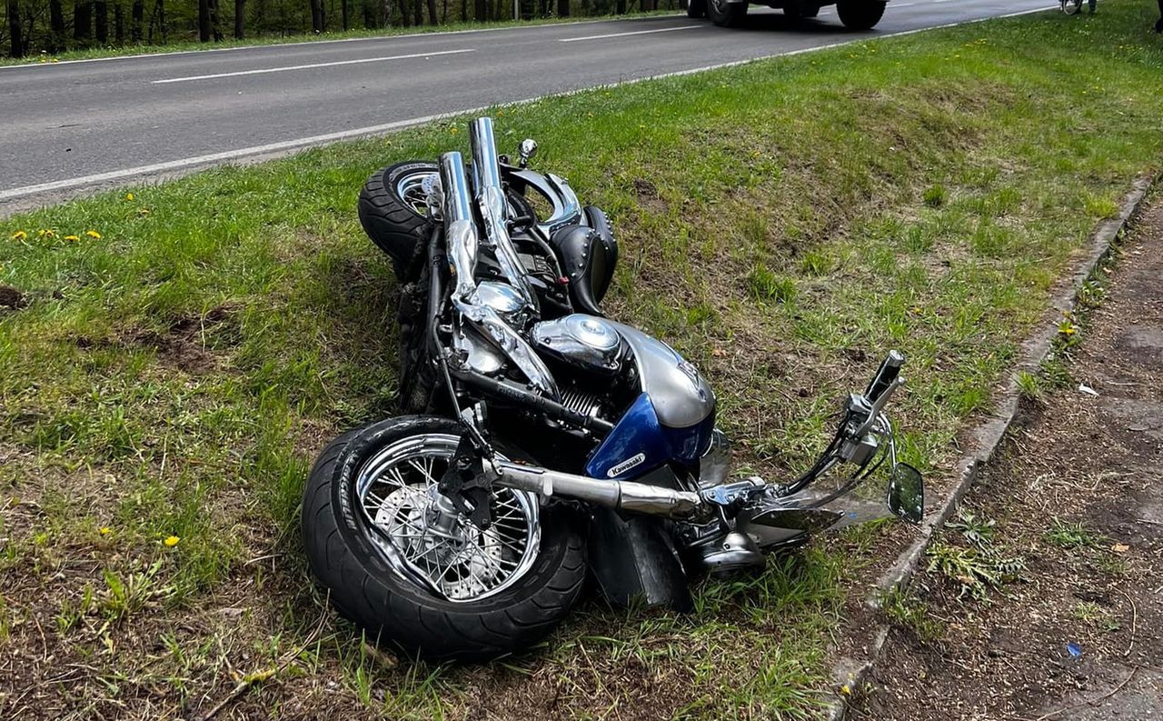 Motocyklista ranny po zderzeniu z osobówką. Sprawca uciekł, ale został ustalony