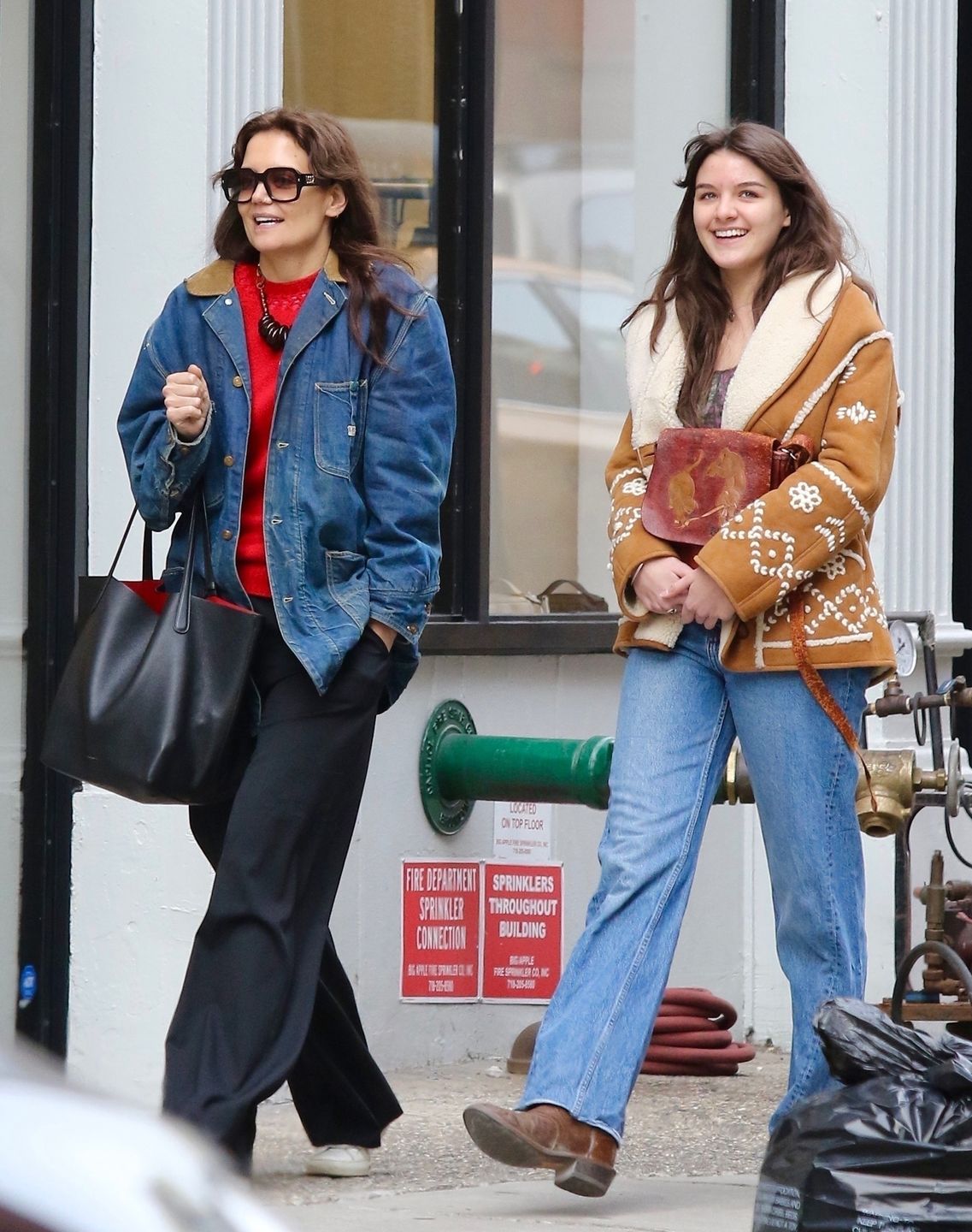 Suri Cruise spaceruje z mamą po Manhattanie