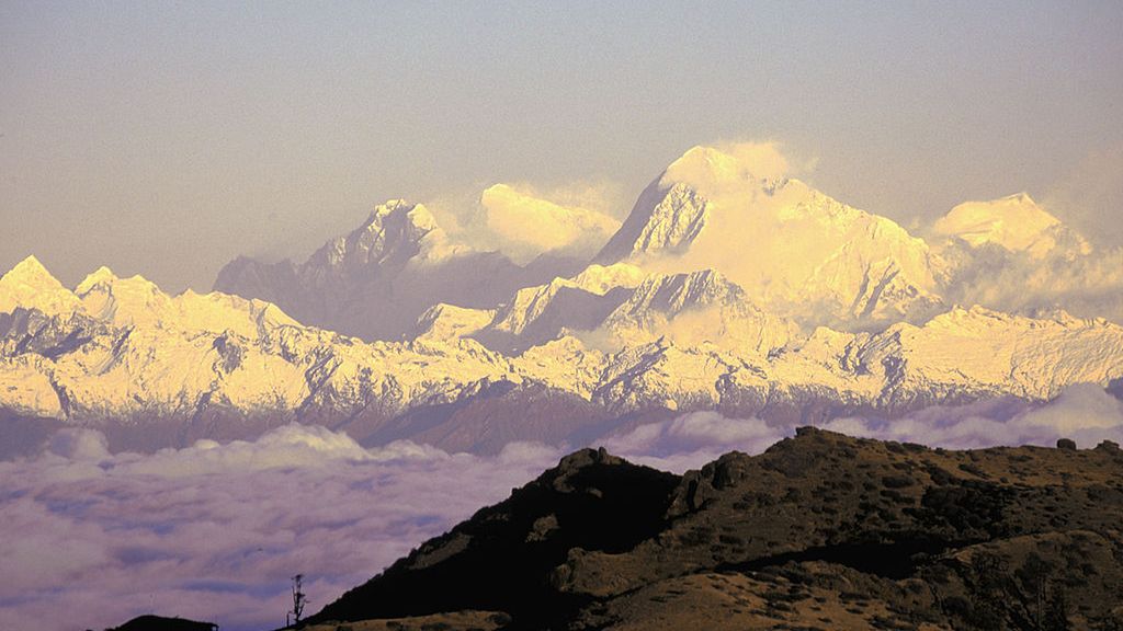 Zdjęcie okładkowe artykułu: Getty Images /  Simon Bruty  / Na zdjęciu: widok na Kanczendzongę oraz Mount Everest