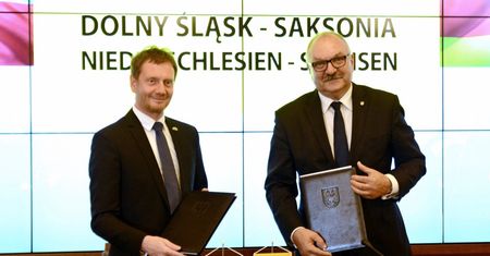 Koronawirus. Dolny Śląsk. Premier Saksonii odznaczony przez Sejmik. To podziękowanie za pomoc