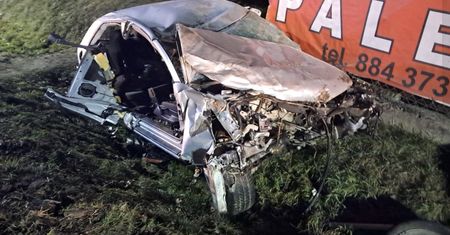 Auto zmiażdżone. Tragiczny wypadek w sylwestrową noc
